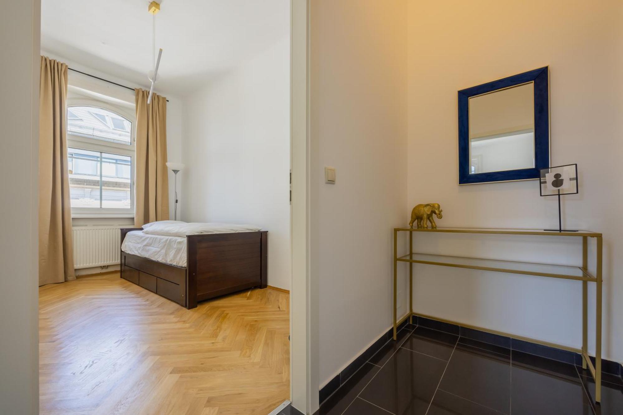 Stylish Apartment: Metro Access, And Center In One Wenen