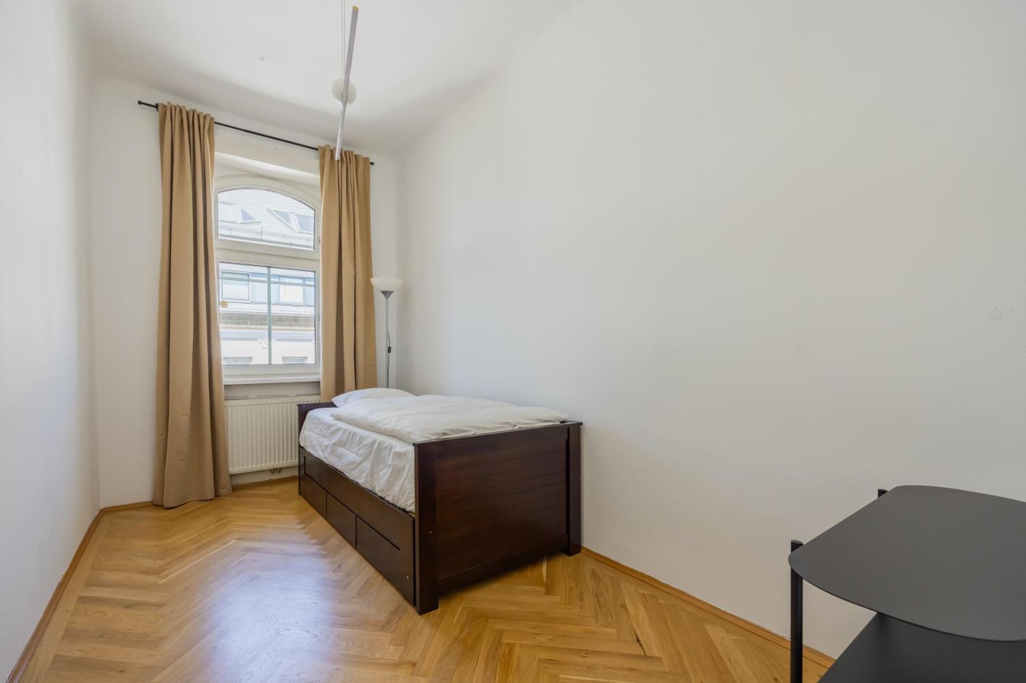 Appartement Stylish Apartment: Metro Access, And Center In One