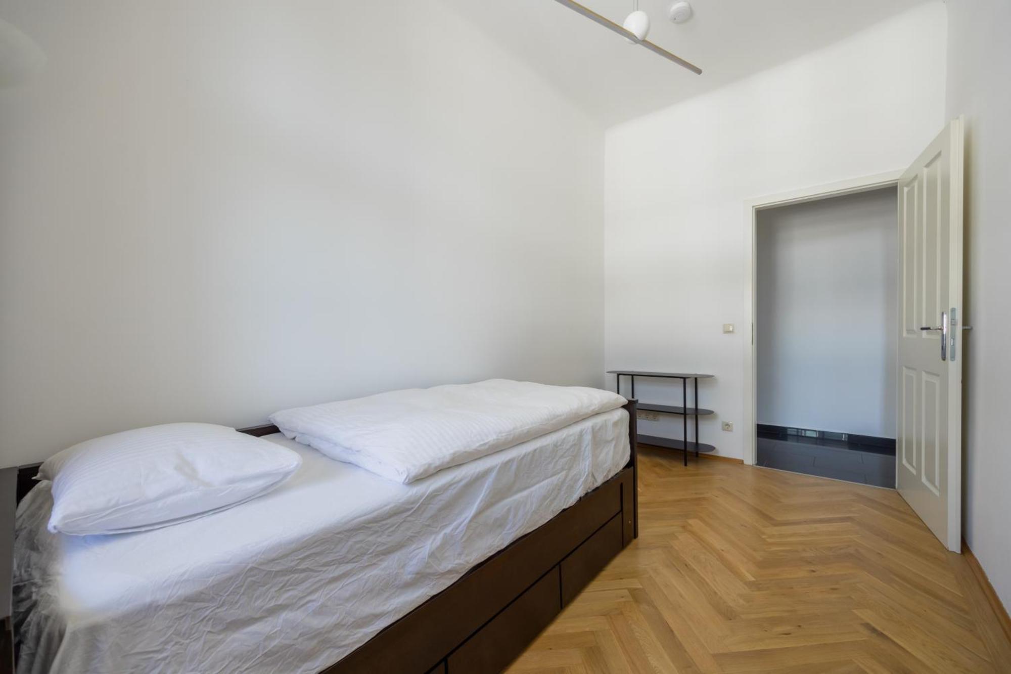 Appartement Stylish Apartment: Metro Access, And Center In One