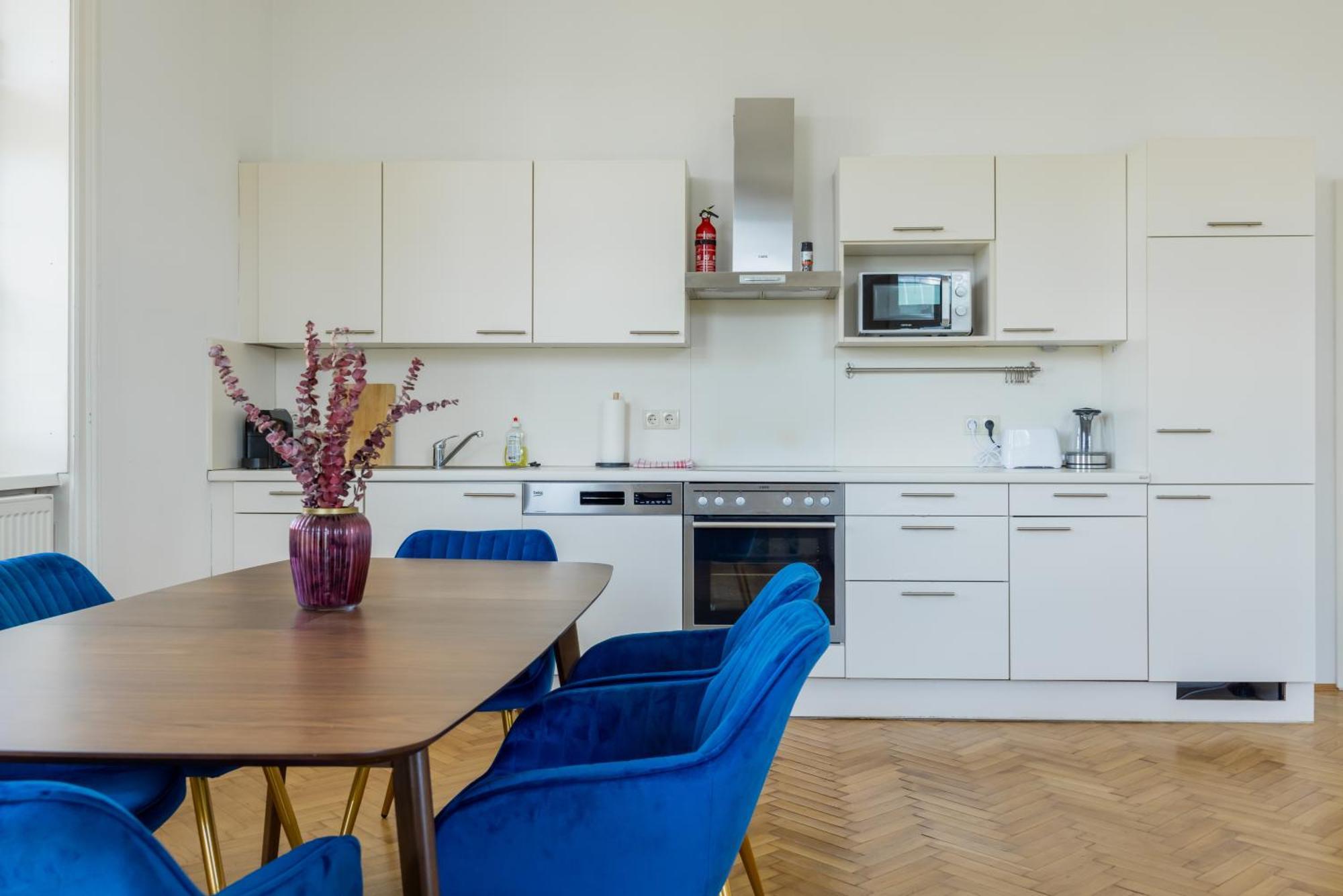 Stylish Apartment: Metro Access, And Center In One Appartement Wenen